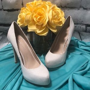 BCBGeneration White Shimmer Basket Weave Heels 7